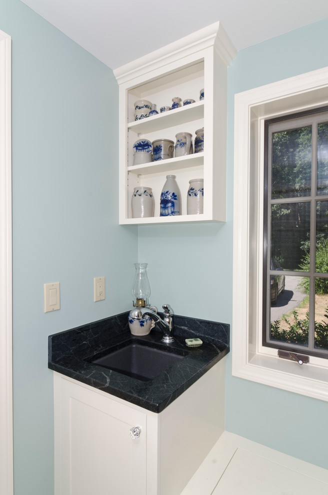 Ispirazione per una sala lavanderia chic di medie dimensioni con lavello sottopiano, ante in stile shaker, ante bianche, top in quarzite, pareti blu, pavimento in ardesia e lavatrice e asciugatrice affiancate