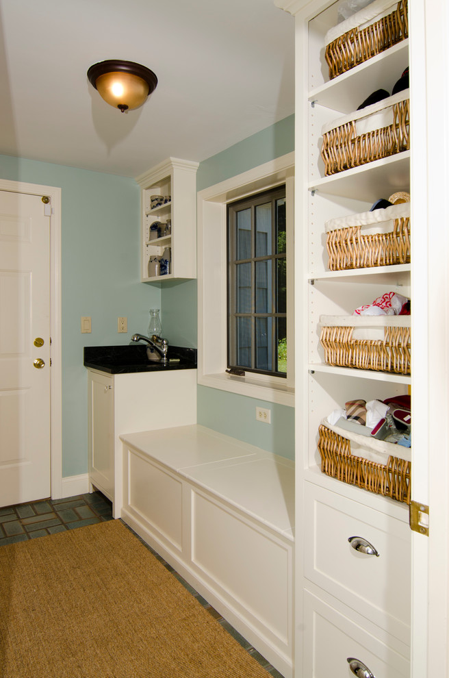 Foto di una sala lavanderia tradizionale di medie dimensioni con ante in stile shaker, ante bianche, lavatrice e asciugatrice affiancate, lavello sottopiano, top in quarzite, pareti blu e pavimento in ardesia