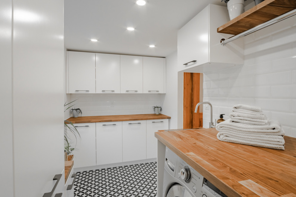 Große Landhausstil Waschküche in U-Form mit flächenbündigen Schrankfronten in Toronto