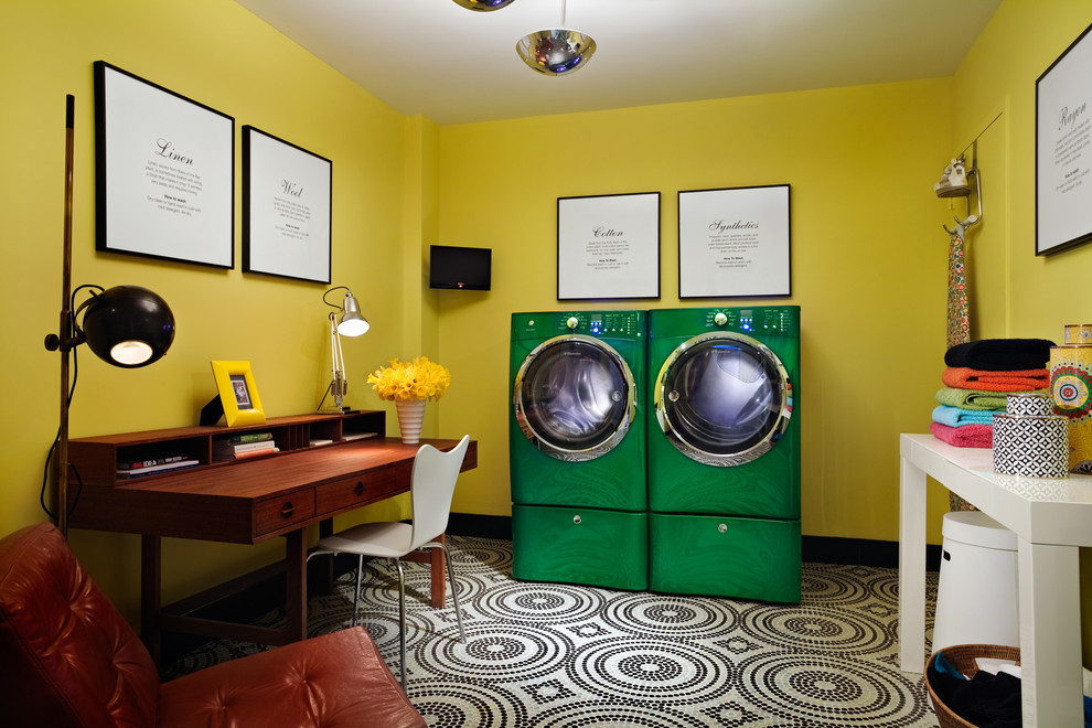 Inspiration för en 60 tals tvättstuga enbart för tvätt, med gula väggar och en tvättmaskin och torktumlare bredvid varandra