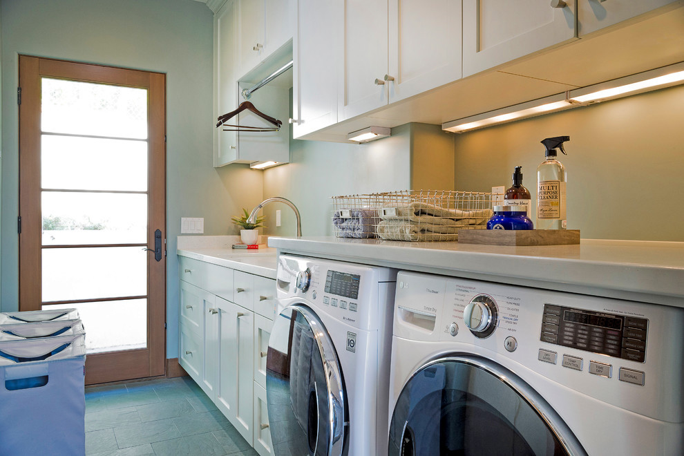 Bild på en mellanstor medelhavsstil parallell tvättstuga, med släta luckor, vita skåp, bänkskiva i kvarts och en tvättmaskin och torktumlare bredvid varandra