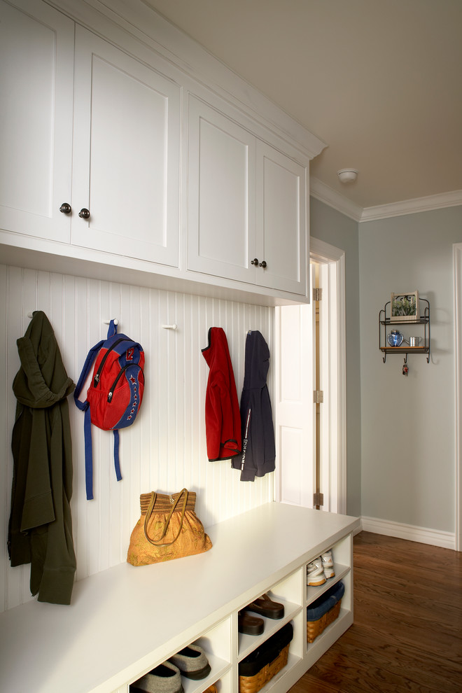 Example of a classic laundry room design in Los Angeles