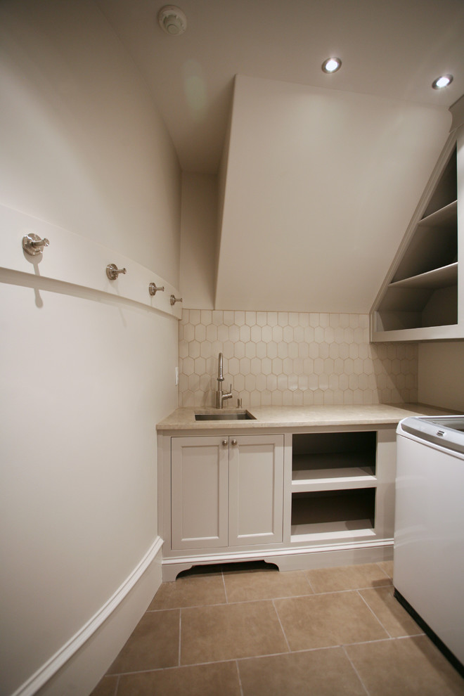Inspiration för en vintage tvättstuga, med marmorbänkskiva, vita väggar och klinkergolv i keramik