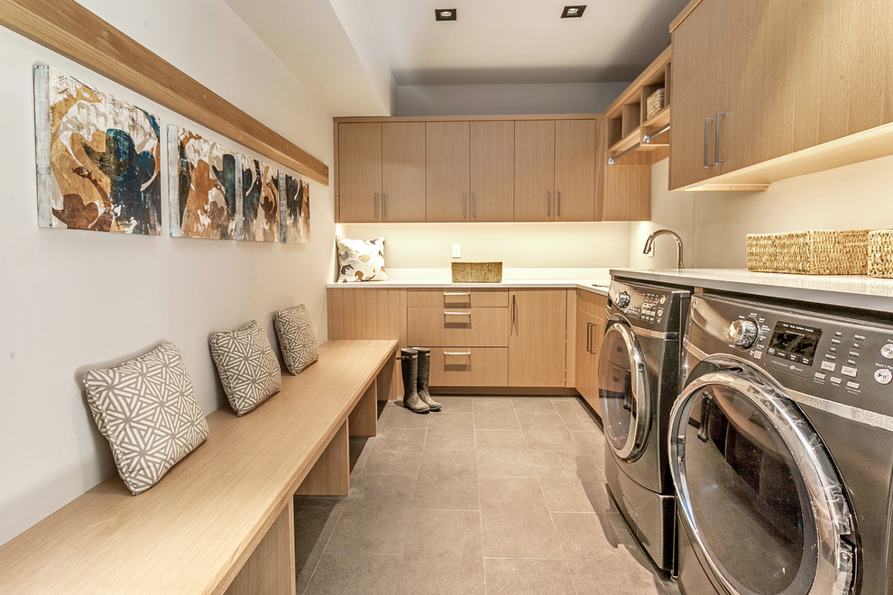Ispirazione per una sala lavanderia contemporanea con ante lisce, ante in legno chiaro, pareti bianche e lavatrice e asciugatrice affiancate