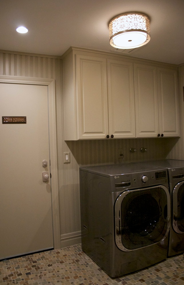 Laundry room - transitional laundry room idea in Los Angeles
