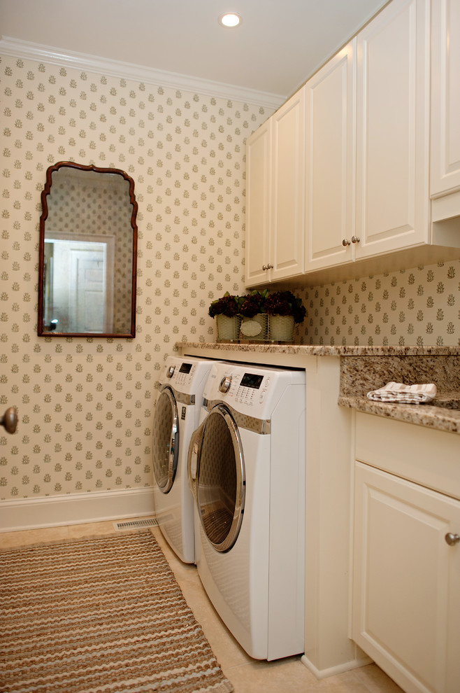 Foto de lavadero tradicional con armarios con paneles con relieve, puertas de armario blancas, lavadora y secadora juntas y paredes beige