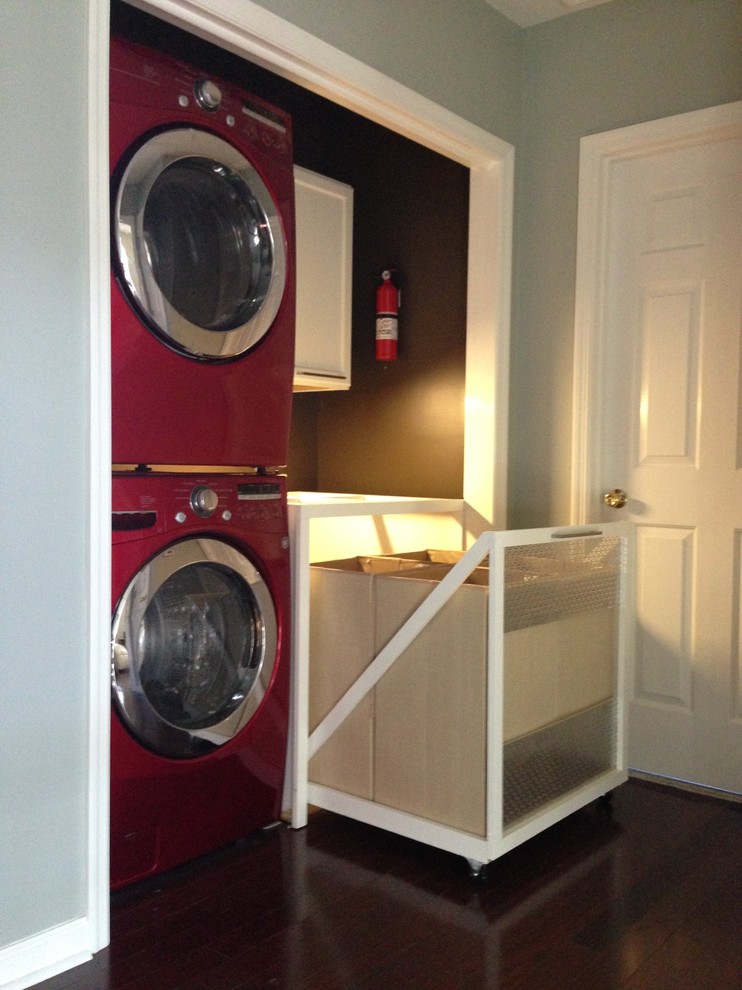 This is an example of a contemporary utility room in Nashville.