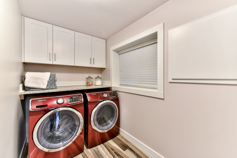 Diseño de cuarto de lavado lineal contemporáneo pequeño con armarios estilo shaker, puertas de armario blancas, encimera de cuarcita, paredes grises, suelo de baldosas de cerámica y lavadora y secadora juntas