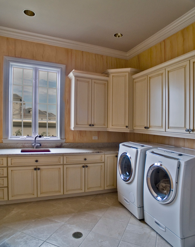 Photo of a traditional utility room in Orlando.