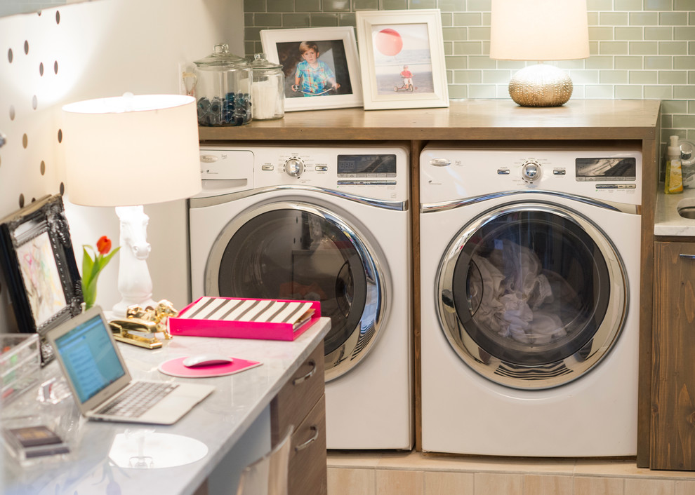 Multifunktionaler, Mittelgroßer Moderner Hauswirtschaftsraum mit Unterbauwaschbecken, beiger Wandfarbe und Waschmaschine und Trockner nebeneinander in Charleston