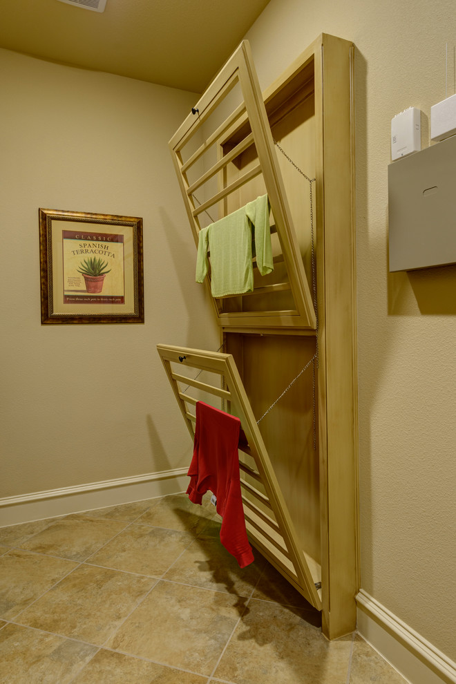 Idéer för mellanstora medelhavsstil tvättstugor enbart för tvätt, med beige väggar och travertin golv