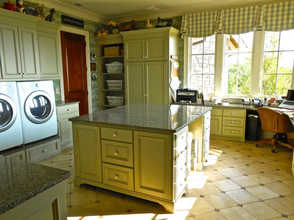 Exempel på ett stort klassiskt u-format grovkök, med luckor med infälld panel, grå skåp, granitbänkskiva, grå väggar, klinkergolv i keramik, en tvättmaskin och torktumlare bredvid varandra och beiget golv