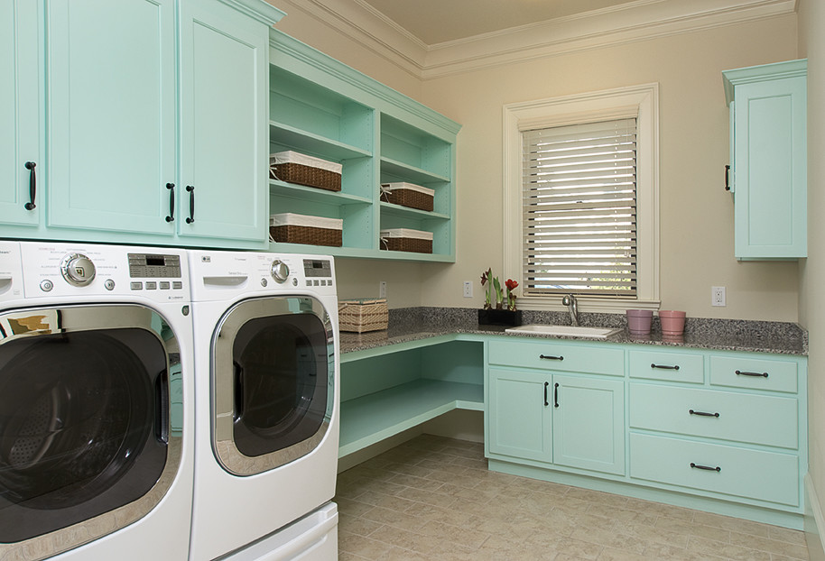 Idéer för att renovera en stor vintage l-formad tvättstuga enbart för tvätt, med en nedsänkt diskho, skåp i shakerstil, blå skåp, granitbänkskiva, beige väggar, klinkergolv i keramik, en tvättmaskin och torktumlare bredvid varandra och beiget golv