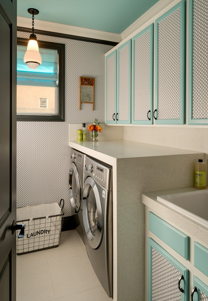 ラスベガスにある小さなコンテンポラリースタイルのおしゃれな洗濯室 (I型、ドロップインシンク、落し込みパネル扉のキャビネット、青いキャビネット、白い壁、左右配置の洗濯機・乾燥機、ベージュの床) の写真