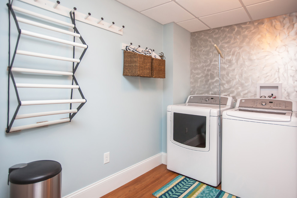 Idee per una sala lavanderia stile marinaro di medie dimensioni con ante in stile shaker, ante bianche, pareti blu, pavimento in linoleum e lavatrice e asciugatrice affiancate