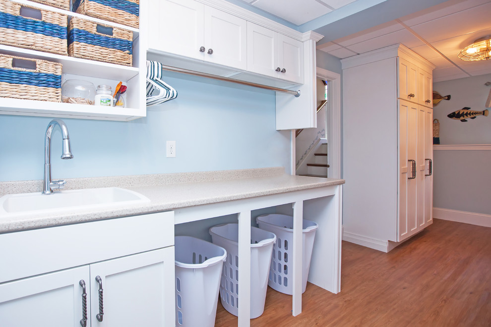 Zweizeilige, Mittelgroße Maritime Waschküche mit Waschbecken, Schrankfronten im Shaker-Stil, weißen Schränken, Laminat-Arbeitsplatte, blauer Wandfarbe, Linoleum und Waschmaschine und Trockner nebeneinander in Boston
