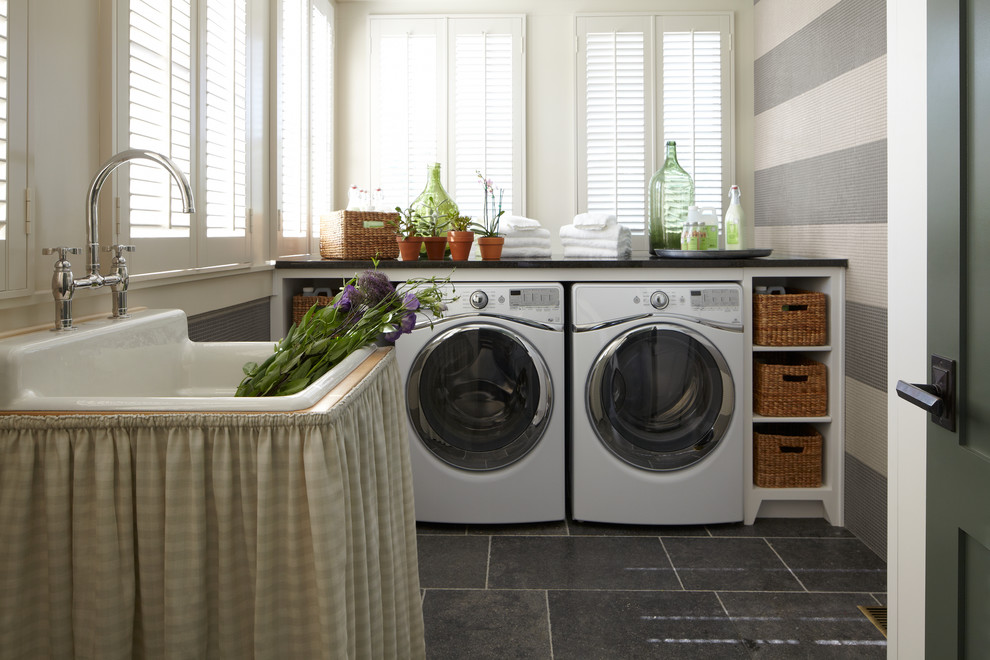 Idee per una lavanderia classica con lavatrice e asciugatrice affiancate e lavello da incasso