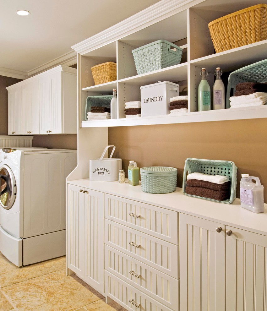 Idéer för en mellanstor klassisk linjär tvättstuga enbart för tvätt, med luckor med infälld panel, vita skåp, bänkskiva i koppar, bruna väggar, klinkergolv i keramik, en tvättmaskin och torktumlare bredvid varandra och brunt golv