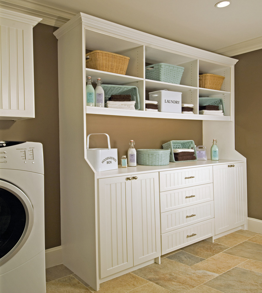 Idéer för en mellanstor lantlig linjär tvättstuga enbart för tvätt, med luckor med infälld panel, vita skåp, träbänkskiva, bruna väggar, klinkergolv i keramik, en tvättmaskin och torktumlare bredvid varandra och brunt golv