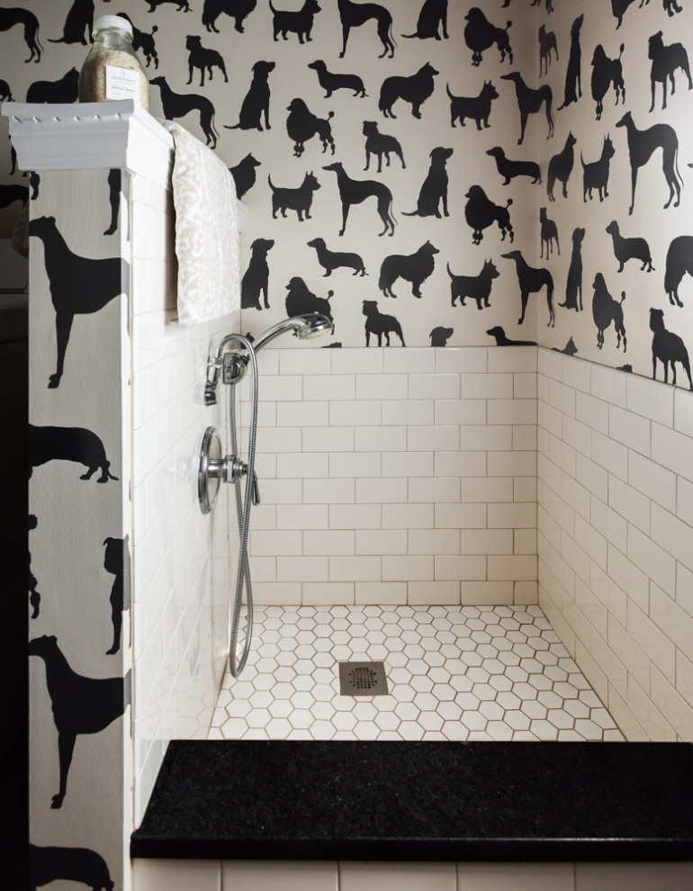 Idee per una piccola stanza da bagno chic con ante lisce, ante bianche, pareti multicolore, pavimento in gres porcellanato e pavimento grigio