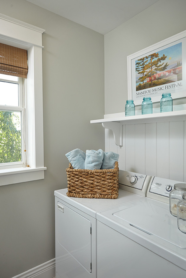 Foto de cuarto de lavado de galera marinero con paredes grises y lavadora y secadora juntas