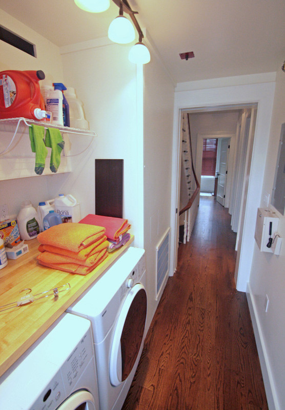 Einzeilige, Mittelgroße Klassische Waschküche mit Arbeitsplatte aus Holz, weißer Wandfarbe, dunklem Holzboden und Waschmaschine und Trockner nebeneinander in Bridgeport