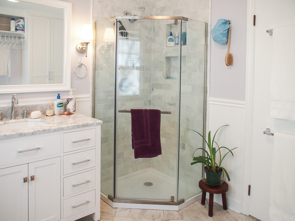 Imagen de cuarto de baño contemporáneo de tamaño medio con armarios estilo shaker, puertas de armario blancas, paredes púrpuras y suelo de baldosas de porcelana