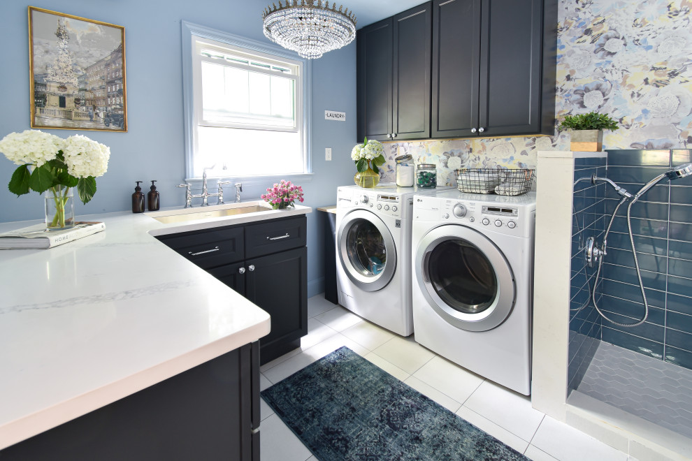 Foto di una lavanderia chic con lavello sottopiano, ante con riquadro incassato, ante nere, lavatrice e asciugatrice affiancate, pavimento bianco e top bianco