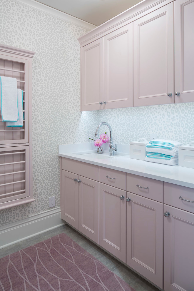 Bild på en mellanstor vintage tvättstuga enbart för tvätt, med en undermonterad diskho, luckor med infälld panel, marmorbänkskiva, klinkergolv i keramik, grått golv och grå väggar