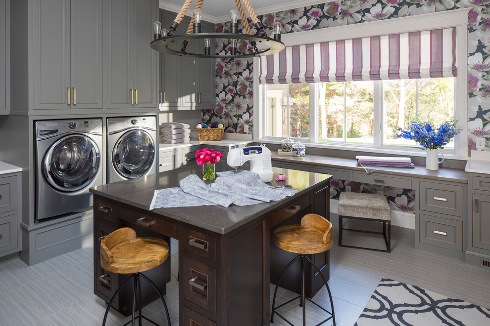 Immagine di una lavanderia multiuso classica con ante in stile shaker, ante grigie, top in granito, pareti multicolore, lavatrice e asciugatrice affiancate e pavimento grigio