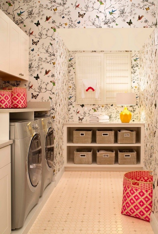Esempio di una lavanderia multiuso tradizionale con ante con riquadro incassato, ante bianche, pareti multicolore, pavimento in gres porcellanato e lavatrice e asciugatrice affiancate