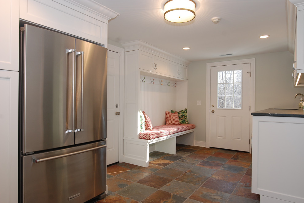 Idéer för en stor klassisk grå tvättstuga enbart för tvätt, med en undermonterad diskho, luckor med infälld panel, vita skåp, granitbänkskiva, vita väggar, skiffergolv, en tvättmaskin och torktumlare bredvid varandra och flerfärgat golv