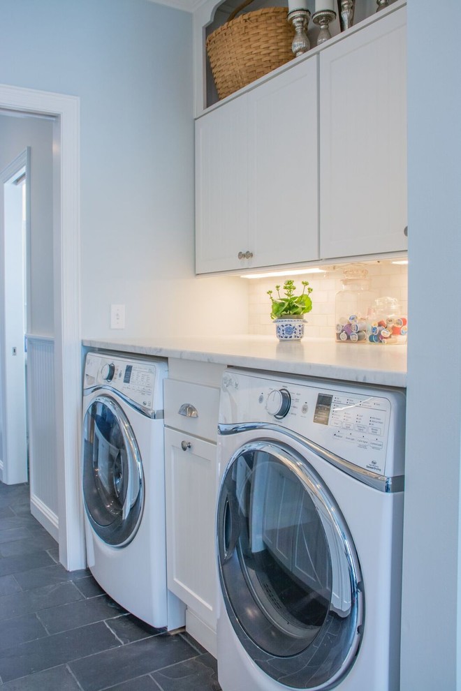 Foto de lavadero multiusos y de galera tradicional pequeño con fregadero encastrado, puertas de armario blancas, paredes blancas, lavadora y secadora juntas y suelo gris