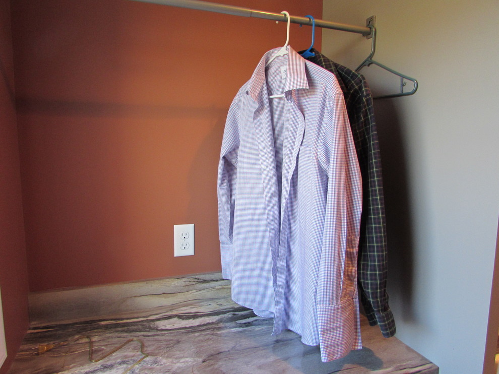 Immagine di una piccola sala lavanderia classica con lavello da incasso, ante con riquadro incassato, ante grigie, top in laminato e lavatrice e asciugatrice affiancate
