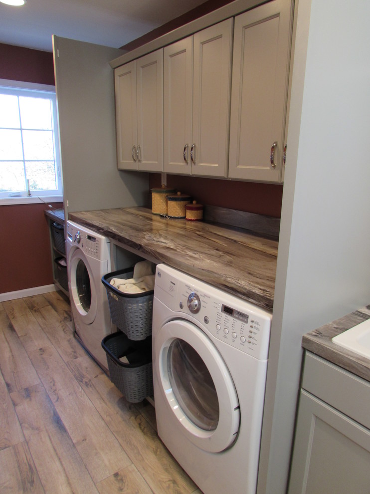 Foto di una piccola sala lavanderia chic con lavello da incasso, ante con riquadro incassato, ante grigie, top in laminato e lavatrice e asciugatrice affiancate