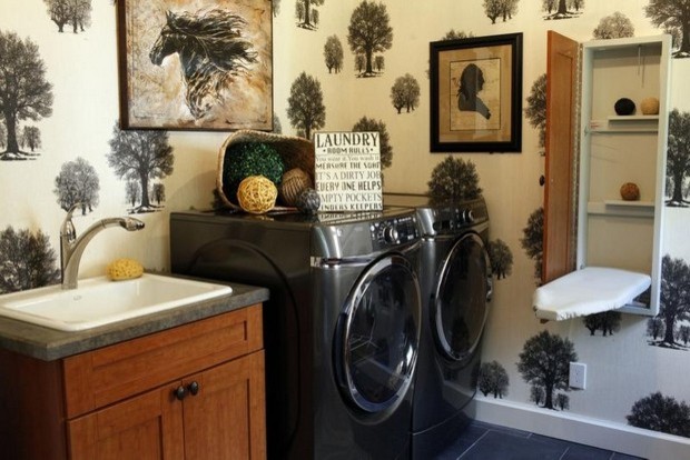 Inspiration för en mellanstor vintage u-formad tvättstuga enbart för tvätt, med en nedsänkt diskho, luckor med infälld panel, skåp i mellenmörkt trä, laminatbänkskiva, flerfärgade väggar, skiffergolv, en tvättmaskin och torktumlare bredvid varandra och svart golv