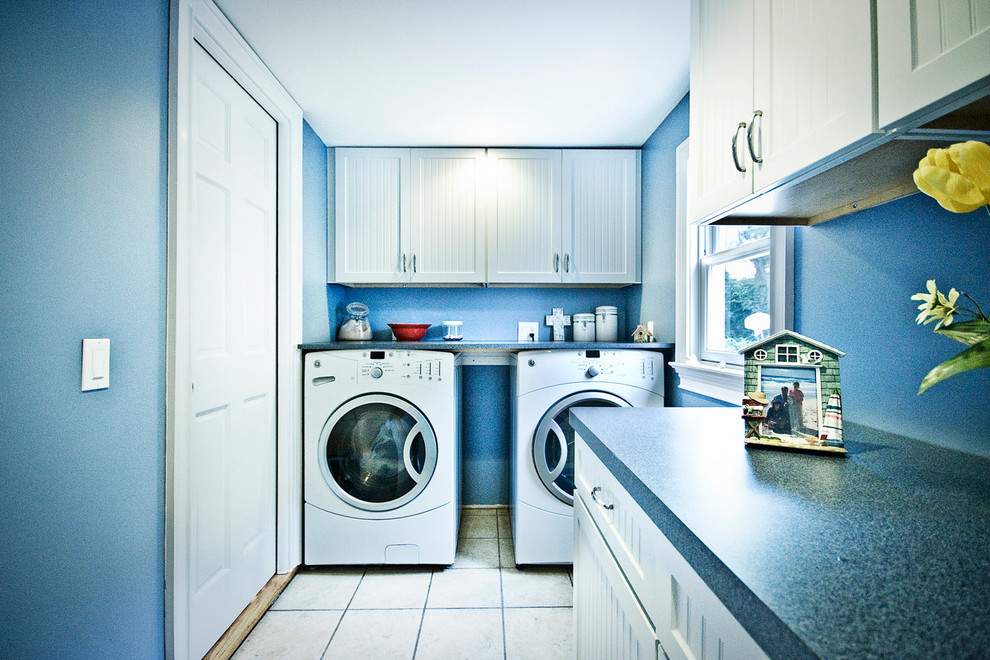Esempio di una lavanderia multiuso contemporanea di medie dimensioni con ante bianche, pareti blu, pavimento con piastrelle in ceramica, lavatrice e asciugatrice affiancate, ante in stile shaker e top in laminato