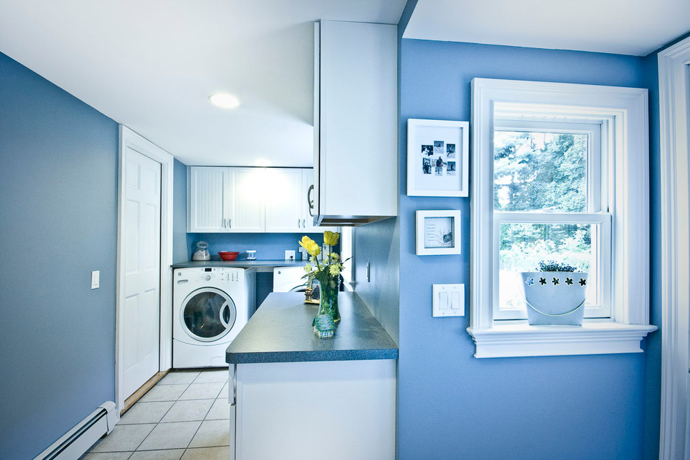 ハンティントンにある高級な中くらいなコンテンポラリースタイルのおしゃれな家事室 (白いキャビネット、青い壁、セラミックタイルの床、左右配置の洗濯機・乾燥機、L型、シェーカースタイル扉のキャビネット、ラミネートカウンター) の写真