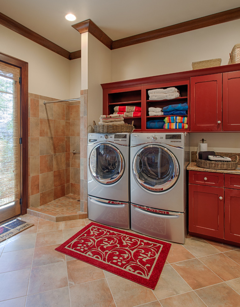 Ejemplo de lavadero clásico con puertas de armario rojas
