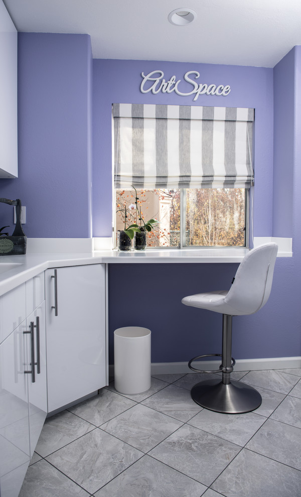 На фото: маленькая универсальная комната в стиле модернизм с белыми фасадами, фиолетовыми стенами и полом из керамической плитки для на участке и в саду