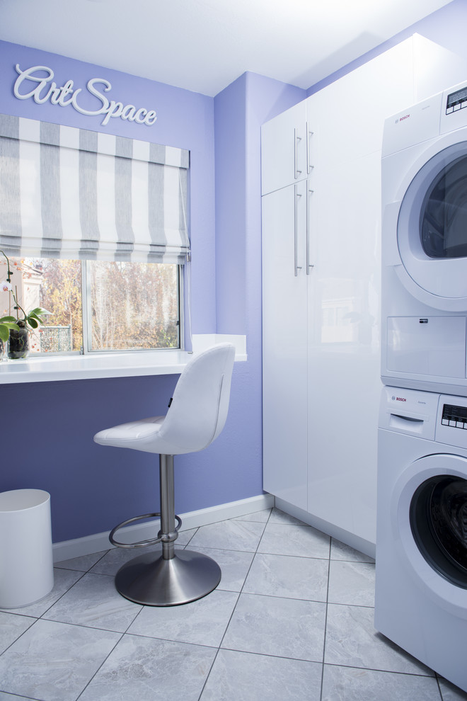 Immagine di una piccola lavanderia multiuso moderna con ante bianche, pareti viola e pavimento con piastrelle in ceramica