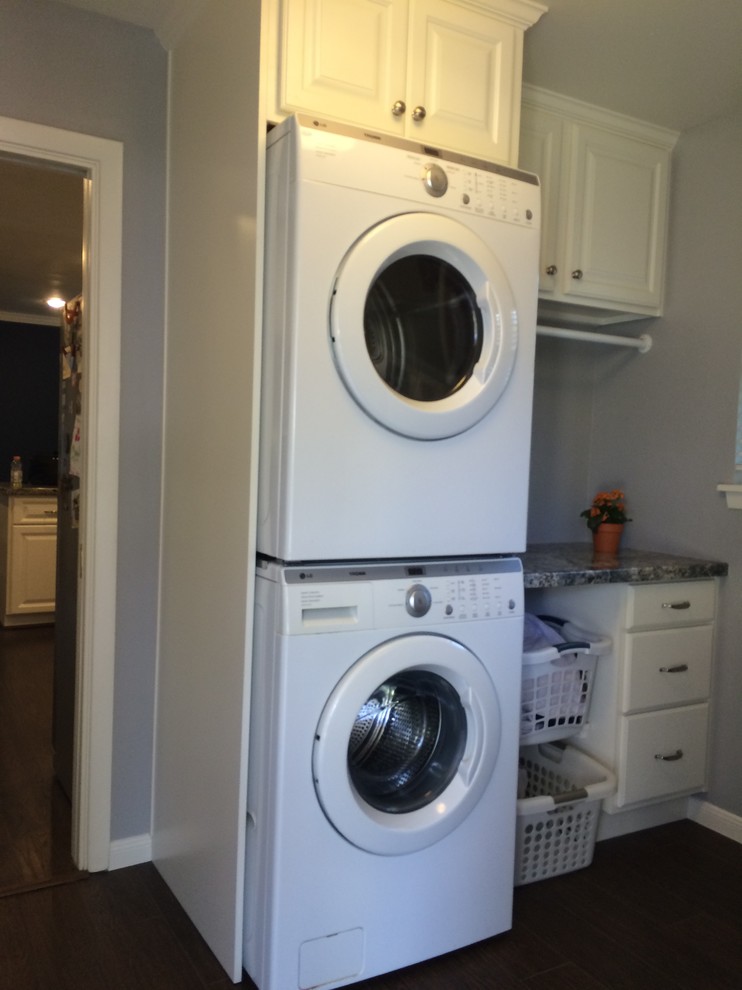 Laundry room - transitional laundry room idea in Houston