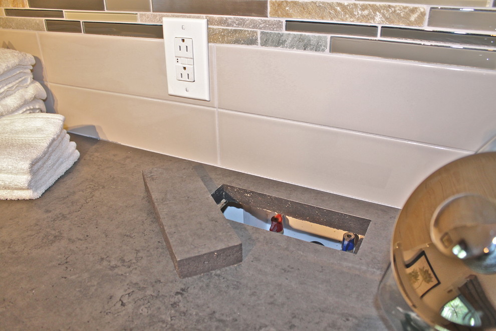 Foto di una lavanderia design con lavello a vasca singola, top in laminato, pavimento in gres porcellanato, pavimento grigio, top grigio e lavatrice e asciugatrice affiancate
