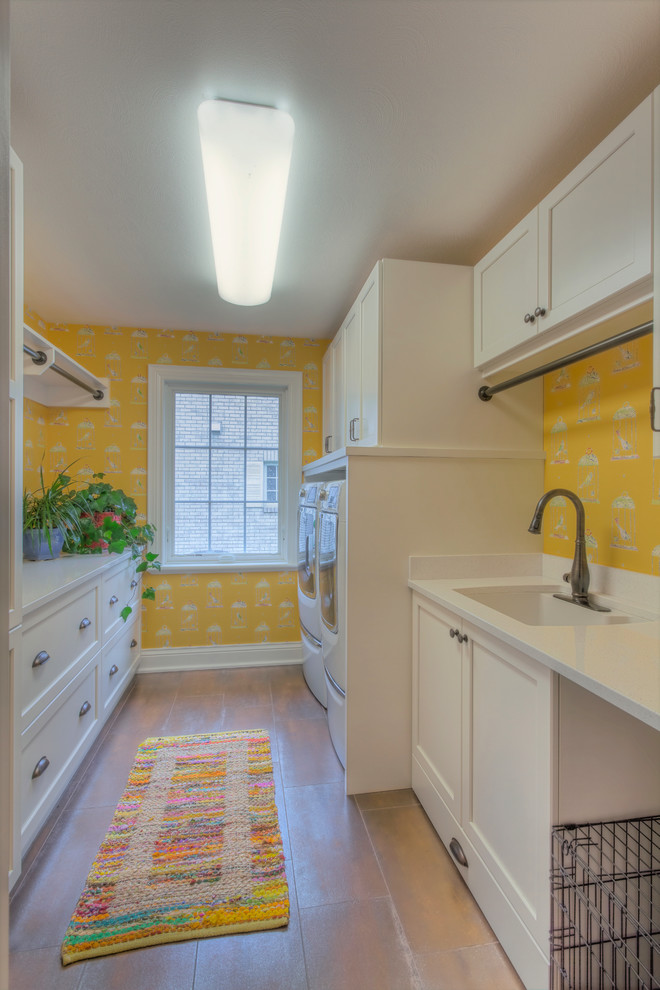 Idéer för ett mellanstort shabby chic-inspirerat parallellt grovkök, med en undermonterad diskho, skåp i shakerstil, vita skåp, gula väggar, klinkergolv i keramik och en tvättmaskin och torktumlare bredvid varandra