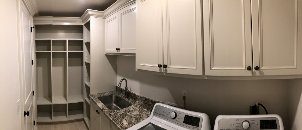 Foto de lavadero multiusos clásico de tamaño medio con armarios con paneles lisos, puertas de armario blancas y encimera de granito
