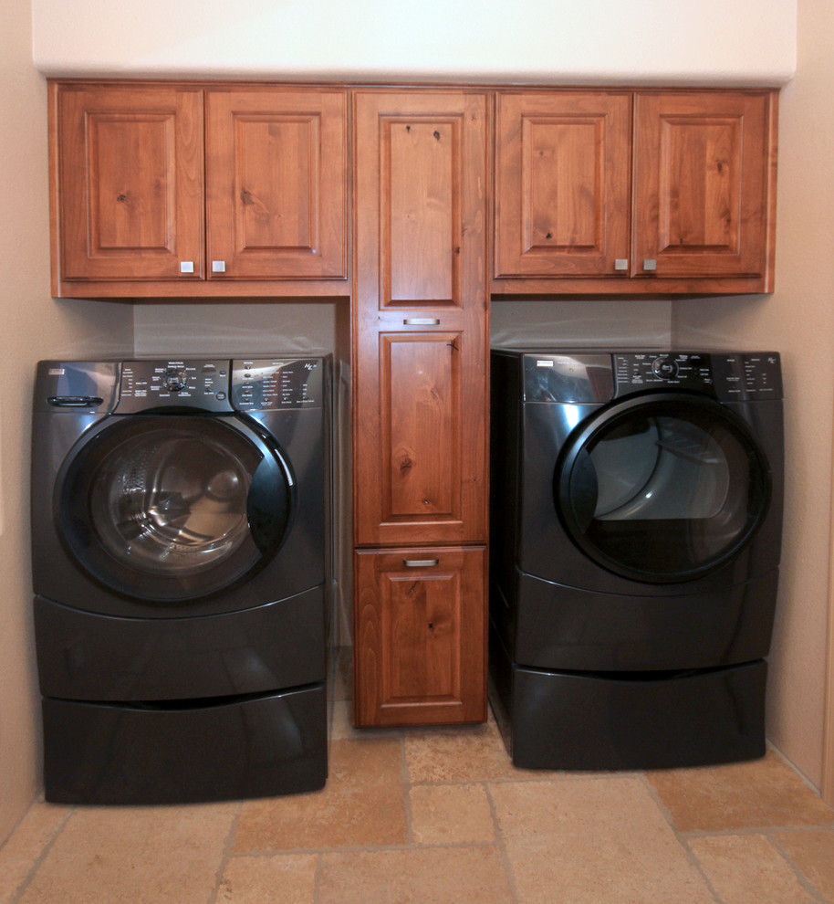 Exempel på en liten eklektisk parallell tvättstuga enbart för tvätt, med luckor med upphöjd panel, skåp i mellenmörkt trä, beige väggar, klinkergolv i keramik och en tvättmaskin och torktumlare bredvid varandra