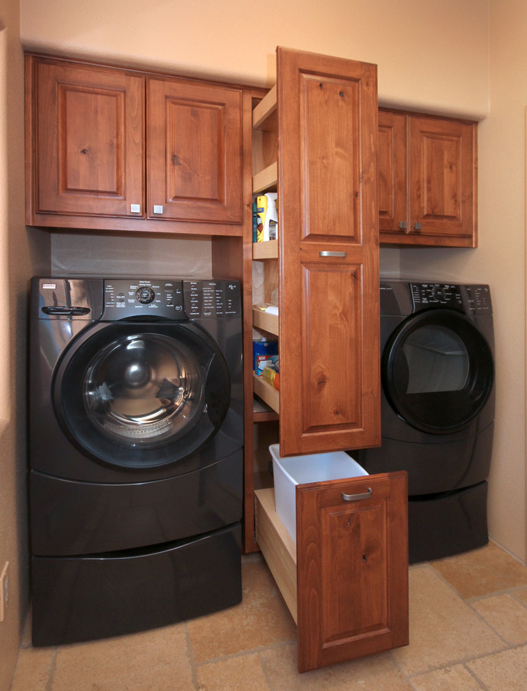 Foto de cuarto de lavado bohemio pequeño con armarios con paneles con relieve, puertas de armario de madera oscura, paredes beige, suelo de baldosas de cerámica y lavadora y secadora juntas