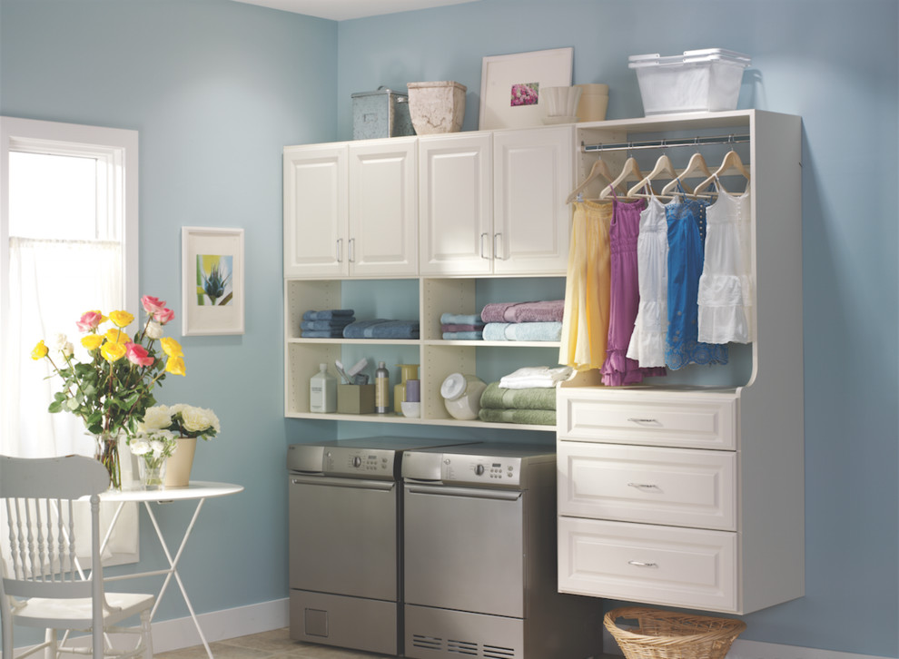 Idéer för små vintage linjära tvättstugor enbart för tvätt, med vita skåp, blå väggar, en tvättmaskin och torktumlare bredvid varandra, en undermonterad diskho, bänkskiva i koppar, mellanmörkt trägolv och luckor med upphöjd panel
