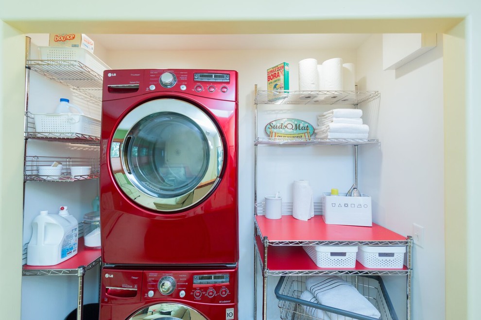 Foto de armario lavadero retro pequeño con lavadora y secadora apiladas