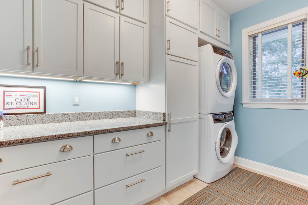 Idee per una sala lavanderia classica di medie dimensioni con lavello sottopiano, ante in stile shaker, ante bianche, top in granito, pareti blu e lavatrice e asciugatrice a colonna